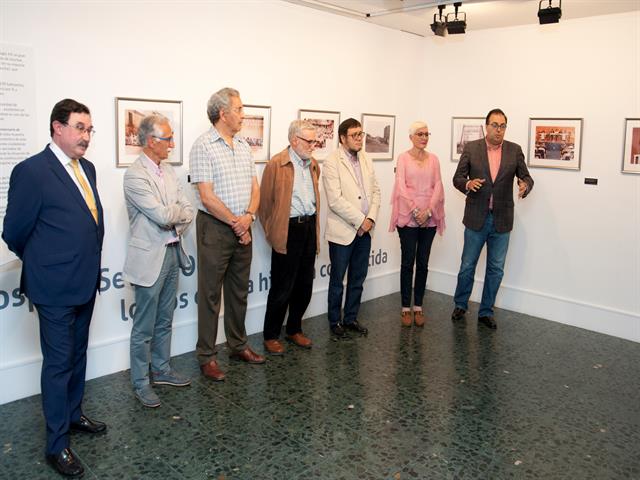 El alcalde y la concejala de Salud inauguran la exposición ‘Hospital Severo Ochoa: logros de una historia compartida’