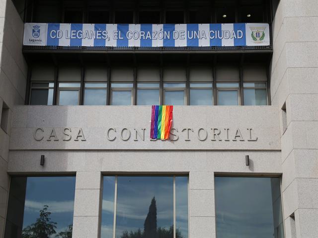 El Ayuntamiento vuelve a lucir el respeto y la tolerancia de Leganés en el Día Internacional contra la LGTBifobia