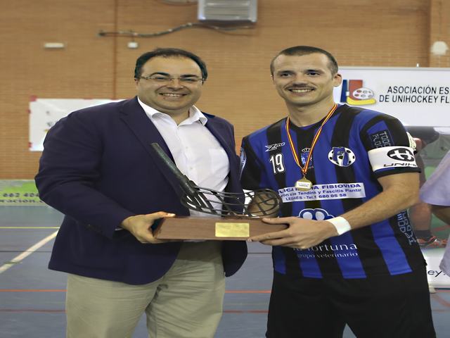 Santiago Llorente entrega el trofeo del Campeonato de España al Club Unihockey Floorball