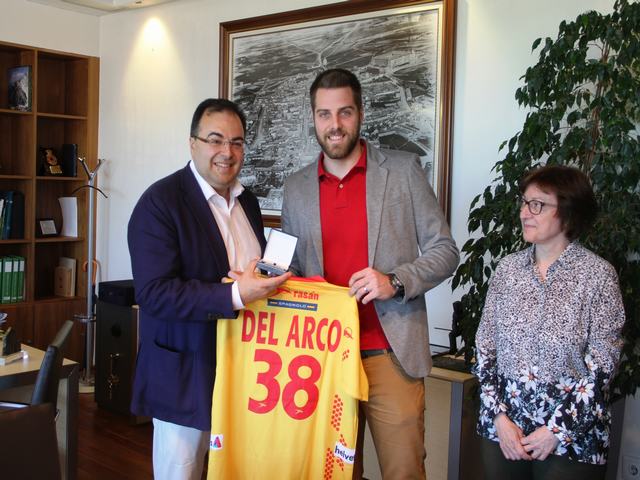 El alcalde y la concejala de Deportes reciben a Juan del Arco, jugador de la selección española de balonmano