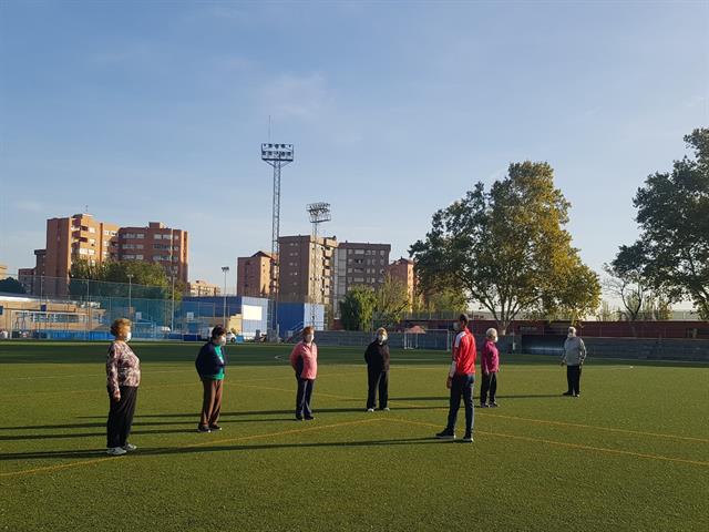 El Ayuntamiento de Leganés retoma el programa de Mayores en Forma con grupos reducidos al aire libre y 712 participantes en las instalaciones deportivas