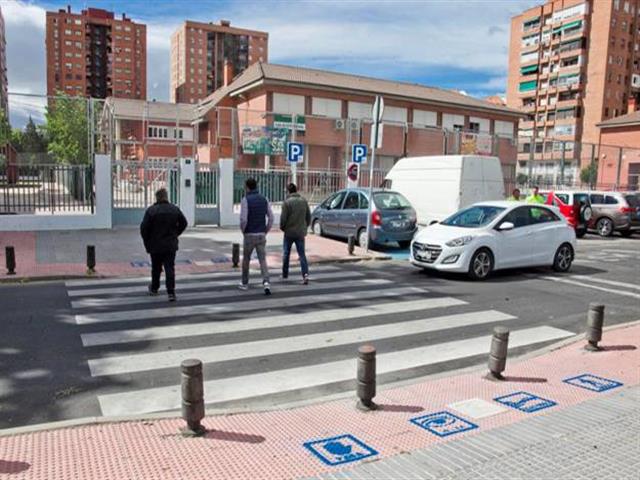 El Ayuntamiento de Leganés comienza a señalizar con pictogramas los pasos de cebra de los colegios con aula TEA