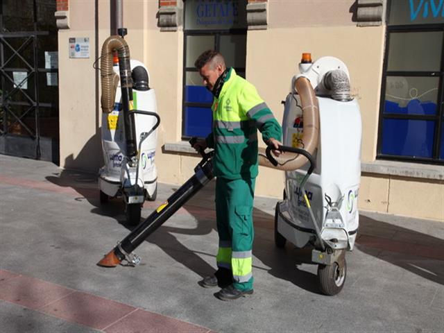 El Ayuntamiento de Getafe pone en marcha un nuevo plan de limpieza de heces caninas en el municipio