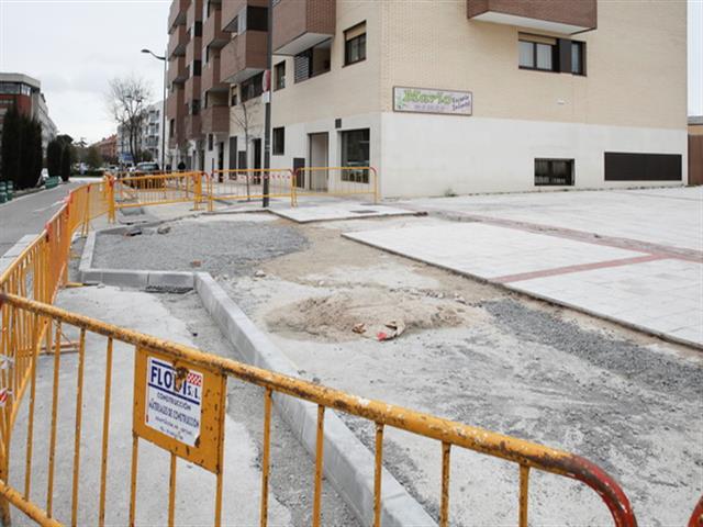 Comienzan las obras de creación de una acera peatonal en la calle Terradas