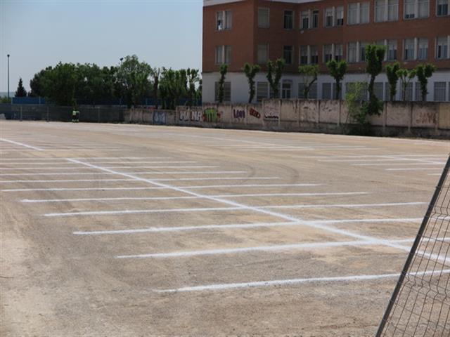 El Ayuntamiento habilita un aparcamiento provisional en el polideportivo de San Isidro por las obras de la avenida de Fuerzas Armadas 