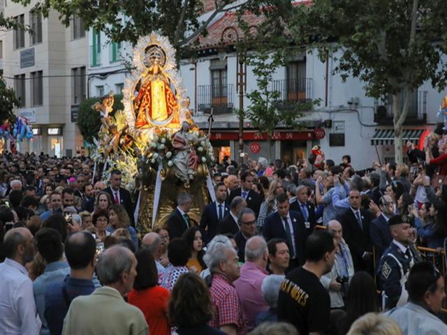 La tradicional bajada de La Virgen de los Ángeles da comienzo a las fiestas patronales de Getafe