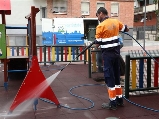 El Ayuntamiento de Getafe ha iniciado una campaña de limpieza especial de todas las áreas infantiles del municipio