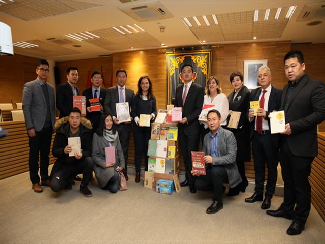 La Asociación de Chinos en España entrega 103 libros sobre su cultura al Ayuntamiento de Getafe