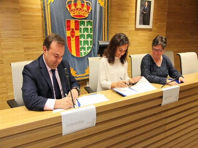 La alcaldesa y Media Markt firman el Convenio que facilita el empleo a vecinos del municipio