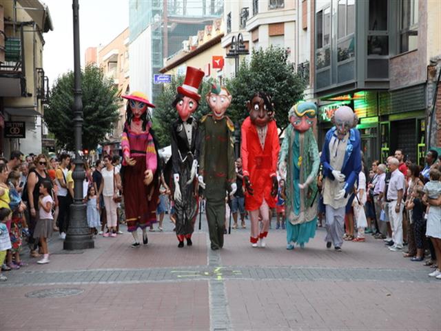 Las calles de Getafe se han llenado de color, música, magia, circo, juegos e intervenciones artísticas, con el ‘Cucafest’ festival de cultura de calle