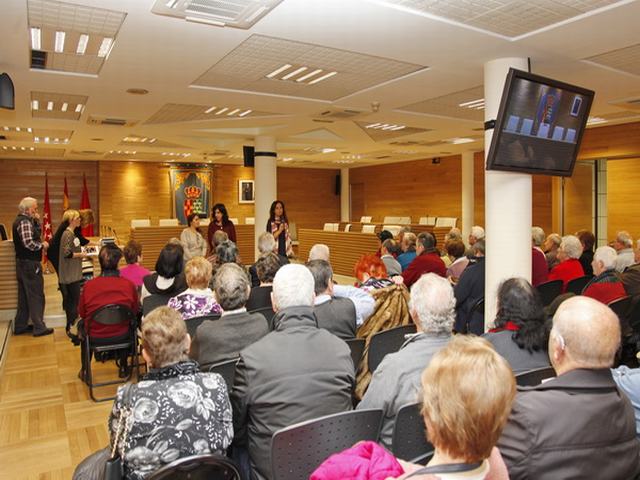 La alcaldesa de Getafe entrega las fotos y un dvd de recuerdo a los matrimonios que participaron en la celebración de ‘Bodas de Oro 2015’