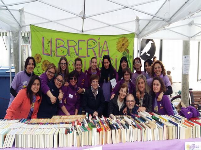 Los voluntarios y voluntarias de Hosjena vendieron 3000 libros cuya recaudación se destinará a becas en Guatemala