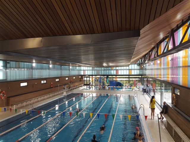 La piscina cubierta del complejo deportivo Alhóndiga-Sector III estrena nuevo sistema de iluminación