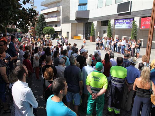 Cientos de vecinos y vecinas de Getafe se han concentrado en repulsa por el atentando de Barcelona