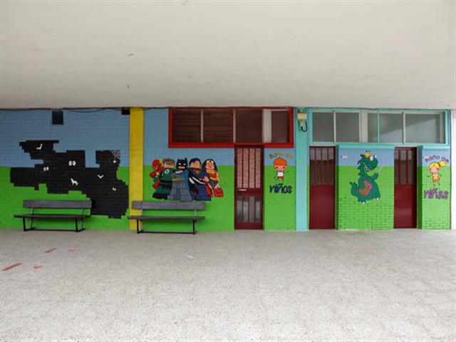 Madres y padres del colegio Severo Ochoa pintan varios murales para decorar el patio