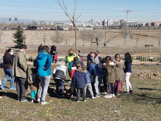 Centenares de niños y niñas plantan nuevos árboles en Los Molinos