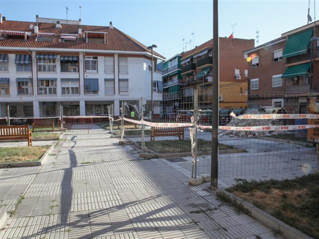 El Ayuntamiento lleva a cabo mejoras en la cubierta y el aparcamiento de la calle Fuenlabrada