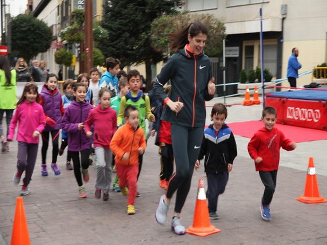 Niños y mayores disfrutaron con los atletas Ruth Beitia y Jesus España en la Jornada de Atletismo. Deporte en la calle’