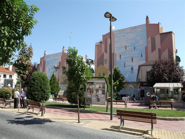 La Plaza del Matadero perderá uno de sus murales temporalmente debido a un problema de humedades en las viviendas 