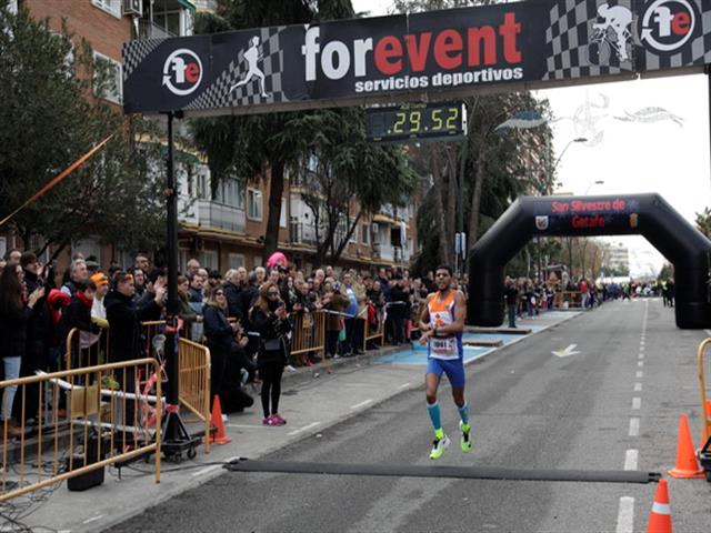 Mohamed Blal y Lucía Morales vencedores de la San Silvestre de Getafe en la que participaron más de 2000 corredores y corredoras