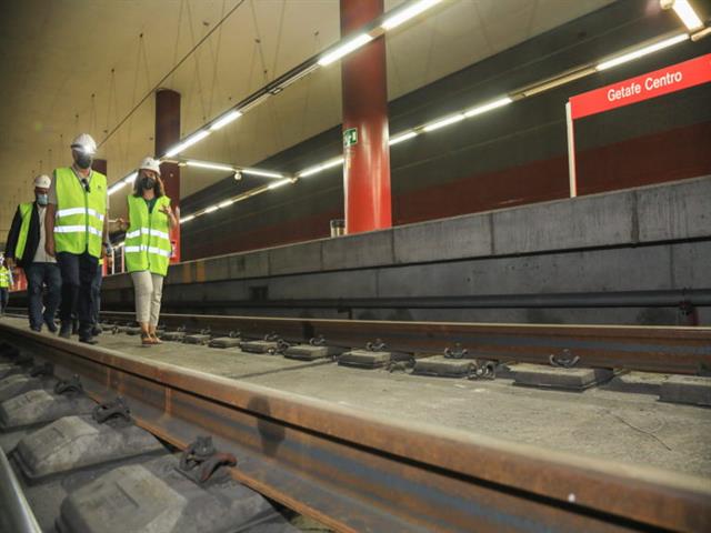 Vecinos afectados por vibraciones del tren visitan las obras de ADIF que les pondrá solución