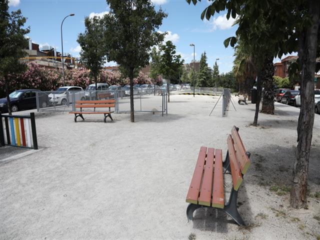 El Ayuntamiento de Getafe comienza a instalar una nueva área de esparcimiento canino en Getafe Centro