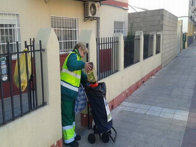 El servicio gratuito de recogida de aceite usado a domicilio lleva 9.076 litros en sus primeros dos meses de funcionamiento