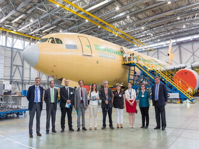 Representantes del Gobierno municipal de Getafe visitan las instalaciones de Airbus Group