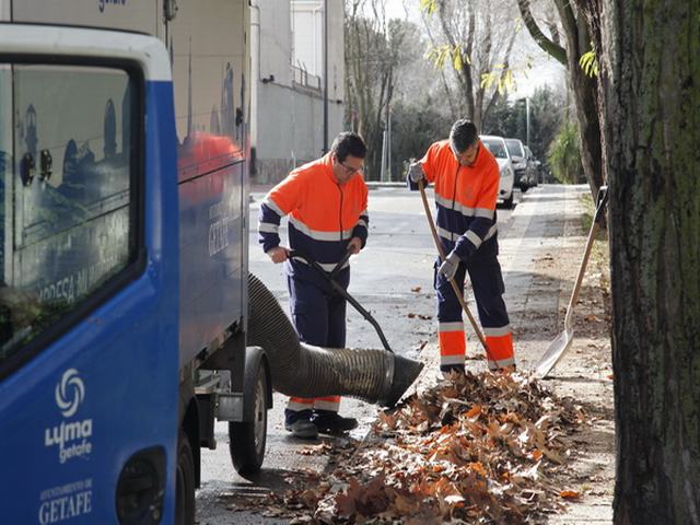 El Ayuntamiento de Getafe, a través de LYMA, pone en marcha un operativo especial de recogida de hoja además del plan de limpieza habitual