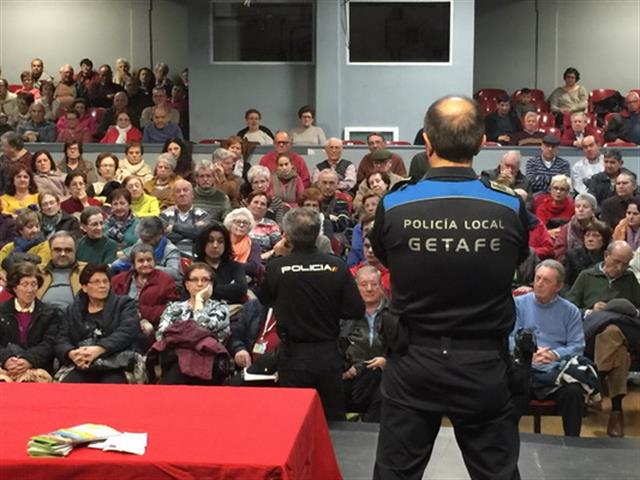 Más de 1.200 vecinos y vecinas de Getafe han participado en las charlas de seguridad en los barrios