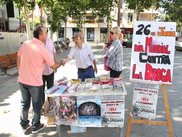 La Asociación Getafense de Padres de Apoyo contra las Drogodependencias (AGEPAD) en colaboración con el Ayuntamiento instalan una mesa informativa sobre el uso indebido y el tráfico ilícito de drogas