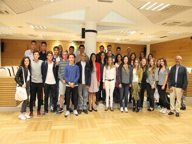 La alcaldesa  recibe a un grupo de estudiantes alemanes de un programa de intercambio del colegio La Inmaculada