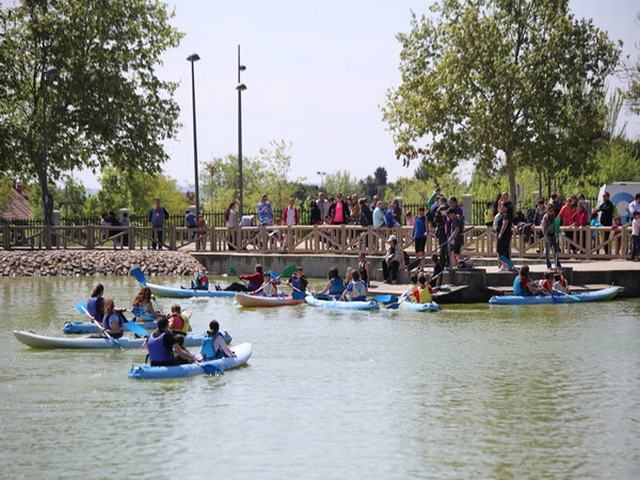 El lago del parque de la Alhóndiga acoge el próximo sábado la I Jornada recreativa de piragüismo
