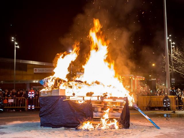 El fuego y las cenizas de la sardina despidieron los carnavales de Getafe