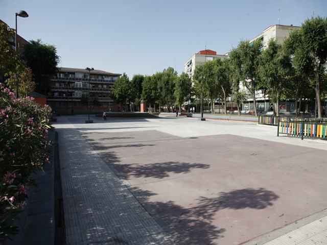 Asamblea con los vecinos de La Alhóndiga para tratar la remodelación de la plaza Tirso de Molina