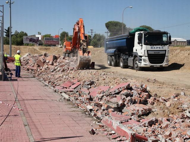 La Alcaldesa y el Concejal de Deportes han comprobado el buen estado de las obras del polideportivo Rafael Vargas El Bercial