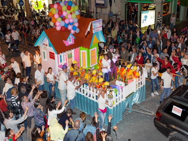 La Asociación Juvenil Ankara se alzó con el primer premio del Desfile de Carrozas 