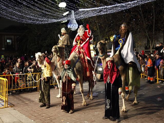 Miles de vecinos disfrutaron de la tradicional Cabalgata de Reyes que recorrió las calles de Getafe