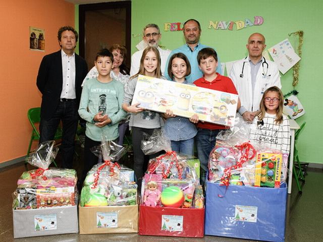 El Hospital Universitario recibió los juguetes de los torneos solidarios de pádel y tenis de Getafe