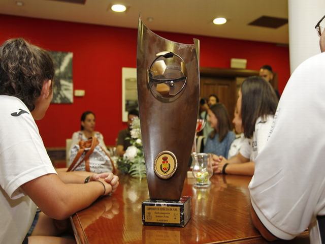 El Gobierno Municipal recibió a las jugadoras del Getasur de balonmano playa tras los éxitos de la temporada