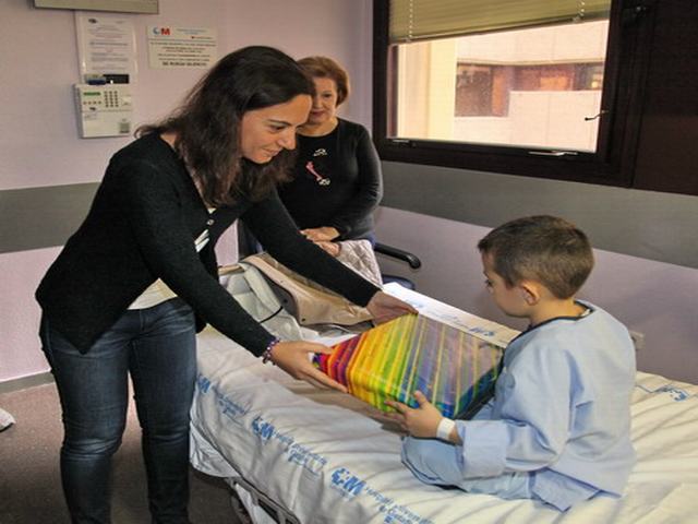 El Ayuntamiento de Getafe dona dos colecciones de libros al Hospital Universitario de Getafe, para su nuevo jardín de pediatría